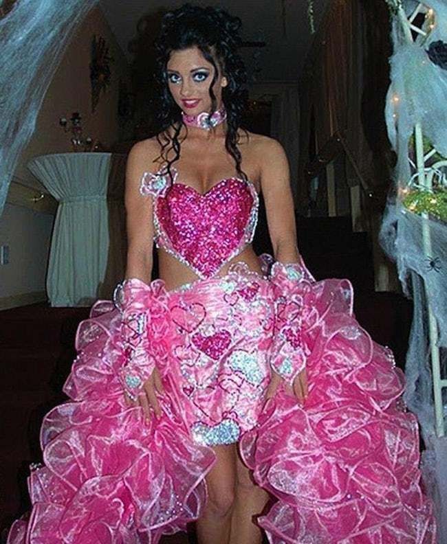 Perasaan hati yang sedang sangat jatuh cinta kepada pasangannya bisa diutarakan lewat gaun ini. Foto: Istimewa