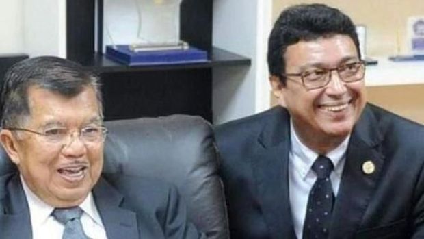 Husain Abdullah mendampingi  Wapres JK. 