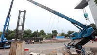 Crane tersebut roboh karena tidak kuat menahan beban rambu VMS.