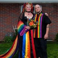 Siapa yang mau pakai gaun pelangi seperti pengantin ini? Foto: Istimewa