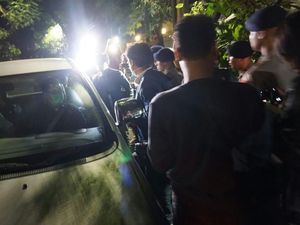 Brimob Kawal Belasan Penyidik KPK yang Keluar dari Rumah Novanto