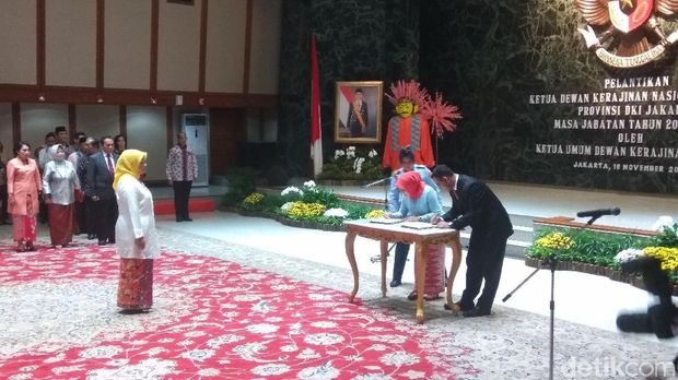 Fery Farhati Ganis menggantikan Happy Farida yang sebelumnya menjabat sebagai Ketua Dekranasda DKI Jakarta
