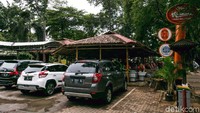 Akses untuk parkir telah disediakan bagi yang membawa mobil atau motor.