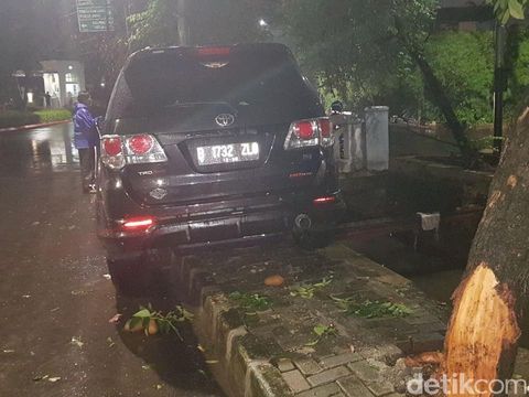 Mobil sampai naik ke trotoar di sisi kanan
