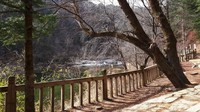 Saat ini sungai di Kuil Woljeongsa sudah mulai membeku.