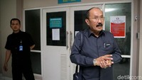 Abdul juga mengakutidak sadar yang dibantunya adalah Novanto. Saat itu, Abdul menyebut Novanto menggunakan baju putih lengan panjang. Saya nggak tahu. Saya lihat di TV orangnya besar Pak, itu kok kecil, saya nggak yakin. Saya nggak merhatiin wajahnya. Malah saya waktu itu mengira Pak Fredrich itu adalah sopirnya. Saya kira sopirnya, ucap Abdul.(Foto: Agung Pambudhy)