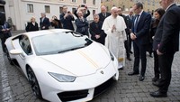 Hasil dari penjualan Lamborghini Huracan RWD ini diserahkan kepada Paus Fransiskus. Paus Fransiskus menyalurkan dana hasil lelang Lamborghini ini untuk empat badan amal. Foto: Reuters