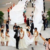 Gaun wanita ini tercatat di buku rekor dunia sebagai gaun paling panjang sedunia. Foto: Istimewa