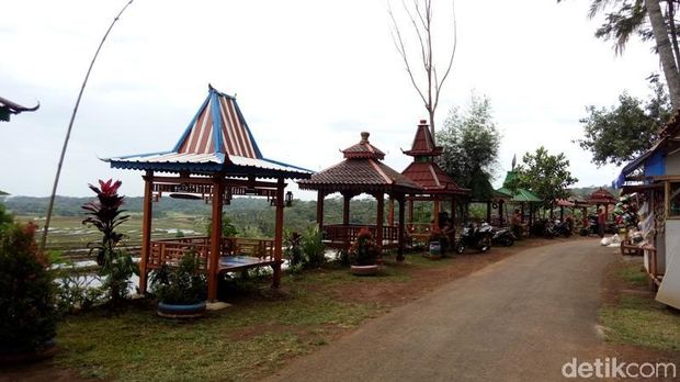 Berkunjung Ke Desa Dengan Deretan Gazebo Cantik Di Semarang