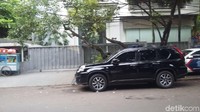 Ada mobil patwal di depan rumah. Foto: Kanavino/detikcom