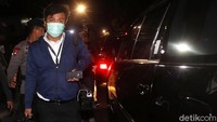Mereka terus berjalan menuju kendaraan di depannya.