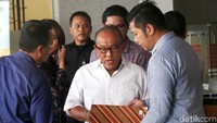 KPK hingga saat ini masih mencari Novanto tersangka kasus dugaan korupsi e-KTP. Surat penangkapan sudah diterbitkan. Surat daftar pencarian orang (DPO) dipertimbangkan untuk diterbitkan.