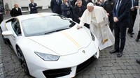 Mobil Lamborghini itu merupakan Lamborghini Huracan RWD berkelir putih yang desainnya terinspirasi dari Paus Fransiskus. Lamborghini aslinya menyerahkan mobil kepada Paus pada bulan November 2017 lalu. Mobil kemudian dilelang oleh RM Sothebys di bulan Mei 2018 dan laku lelang di harga 715 ribu euro atau hampir Rp 12 miliar. Pool/CNN.