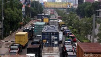 Kendaraan didominasi truk-truk besar.