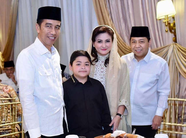 Berfoto bersama Presiden Joko Widodo, Deisti tampak cantik dengan kaftan dan rambut yang tergerai ditutupi kerudung.  Foto: dok. Setya Novanto