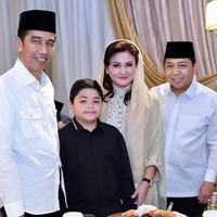 Berfoto bersama Presiden Joko Widodo, Deisti tampak cantik dengan kaftan dan rambut yang tergerai ditutupi kerudung.  Foto: dok. Setya Novanto