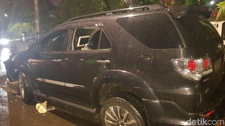 Mobil Setya Novanto Tabrak Tiang di Kanan, Pecah Kaca di Kiri Mobil Setya Novanto Tabrak Tiang di Kanan, Pecah Kaca di Kiri