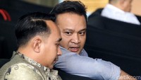 Dari pantauan pukul 11.55 WIB, Irvanto tampak sudah duduk di ruang tunggu KPK.