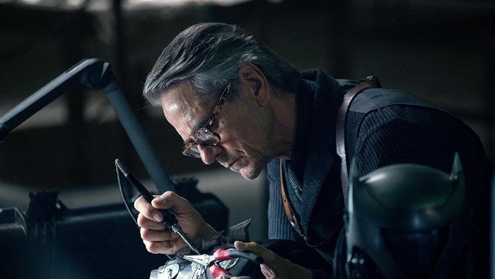 Gantikan Michael Caine, Bagaimana Jeremy Irons Perankan Alfred Asisten Batman?