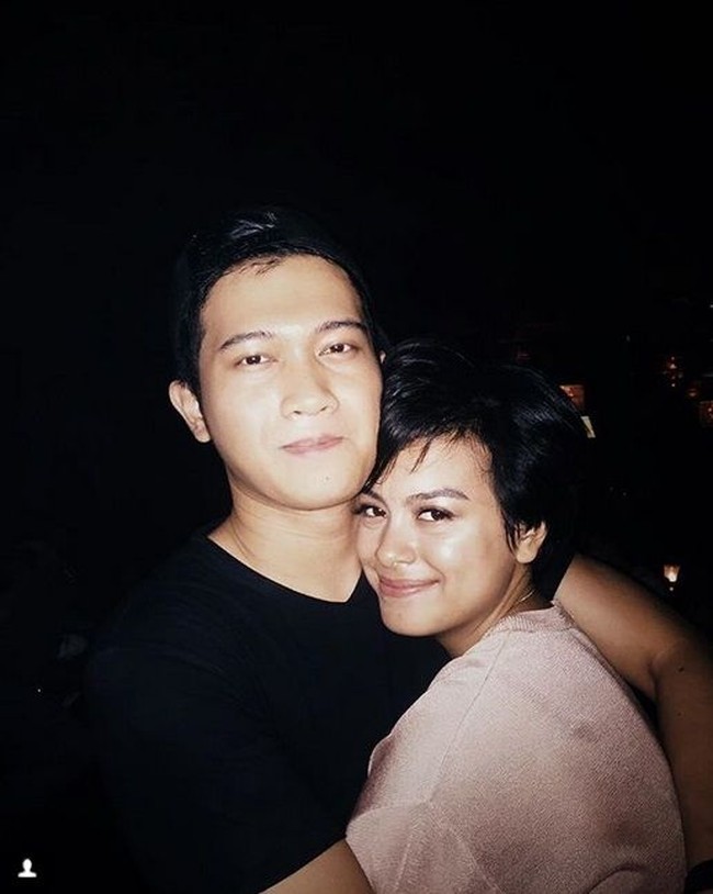 Pasangan Eva Celia dan Demas Narawangsa juga ternyata berbeda usia satu tahun. Eva setahun lebih tua dari Demas. Namun keduanya tetap terlihat serasi bukan? Foto: Dok. Instagram/demasnarawangsa
