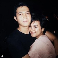 Pasangan Eva Celia dan Demas Narawangsa juga ternyata berbeda usia satu tahun. Eva setahun lebih tua dari Demas. Namun keduanya tetap terlihat serasi bukan? Foto: Dok. Instagram/demasnarawangsa