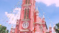 Adalah Gereja Tan Dinh, yang terletak di Ho Chi Minh, Vietnam. Warna bangunannya adalah pink! (Instagram/crosseating)