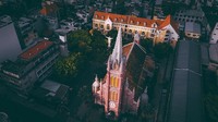 Tepatnya, Gereja Tan Danh berada di Hai Ba Trung, Distrik 3, Ho Chi Minh. Jam buka mulai dari pukul 5 pagi sampai pukul 17.30 petang (Drone_saigon)