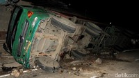 Truk kontainer yang terguling itu bermuatan kerupuk.