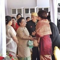 Sanggul cetarnya tampak belakang. Di momen ini, istri kedua Setya Novanto ini (cerai dari istri pertama Luciana Lily) pada bersalaman dengan mantan presiden RI ke-5 Megawati Soekarnoputri.  Foto: dok. Setya Novanto