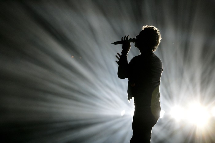 Ilustrasi Vokalis LAS VEGAS, NV - SEPTEMBER 29: Frontman Dan Reynolds of Imagine Dragons performs during a stop of the bands Evolve World Tour at T-Mobile Arena on September 29, 2017 in Las Vegas, Nevada. (Photo by Ethan Miller/Getty Images)