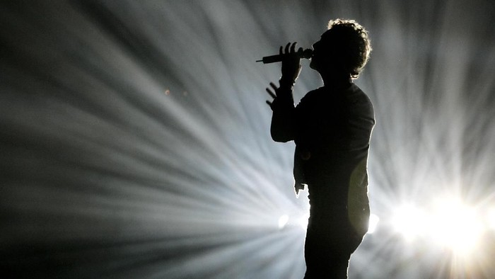 LAS VEGAS, NV - SEPTEMBER 29:  Frontman Dan Reynolds of Imagine Dragons performs during a stop of the bands Evolve World Tour at T-Mobile Arena on September 29, 2017 in Las Vegas, Nevada.  (Photo by Ethan Miller/Getty Images)