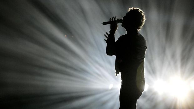 LAS VEGAS, NV - SEPTEMBER 29:  Frontman Dan Reynolds of Imagine Dragons performs during a stop of the band's Evolve World Tour at T-Mobile Arena on September 29, 2017 in Las Vegas, Nevada.  (Photo by Ethan Miller/Getty Images)