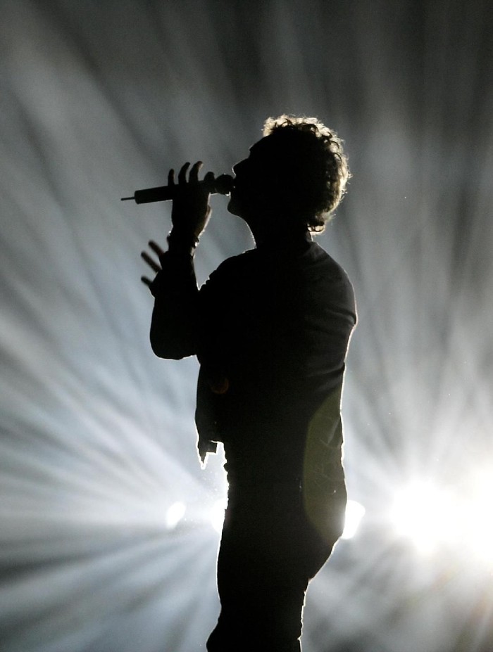 Ilustrasi Vokalis LAS VEGAS, NV - SEPTEMBER 29: Frontman Dan Reynolds of Imagine Dragons performs during a stop of the bands Evolve World Tour at T-Mobile Arena on September 29, 2017 in Las Vegas, Nevada. (Photo by Ethan Miller/Getty Images)