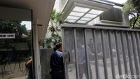 Jika dikalikan dengan harga asumsi rumah di kawasan Wijaya, Kebayoran baru Rp 20 juta per meter maka harga bangunan rumahnya sekitar Rp 76,8 miliar. Namun itu belum dihitung dengan luas tanah.