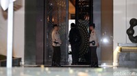 Begini suasana semalam saat rumah itu digeledah. Foto: Grandyos Zafna
