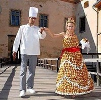 Seorang chef pastry yang ahli pasti mempunyai ide unik untuk dituangkan ke dalam masakannya. Seperti chef yang bernama Viktoriya Stefano. Dia membuatkan gaun untuk calon mempelai wanitanya dengan bahan dasar, tepung, telur dan caramel. Dan hampir di seluruh gaun yang di buat oleh Viktoriya ini dilapisi cream puffs. Foto: Istimewa
