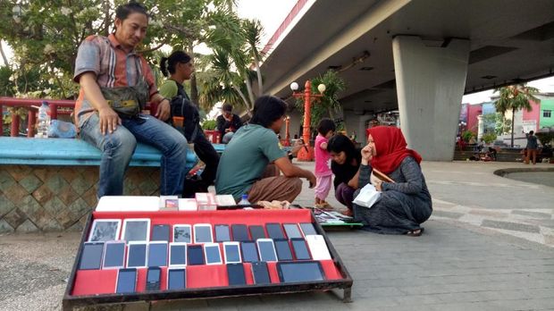 Geliat PKL Handphone di RTH Jembatan Ampera