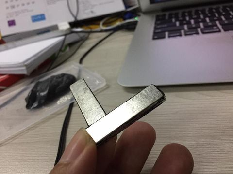 Magnet neodinium ini bisa menarik logam dengan sangat kuat.