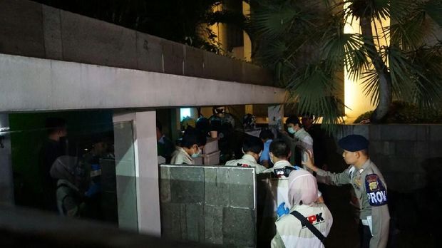Suasana pemeriksan pos sekuriti rumah Setya Novanto