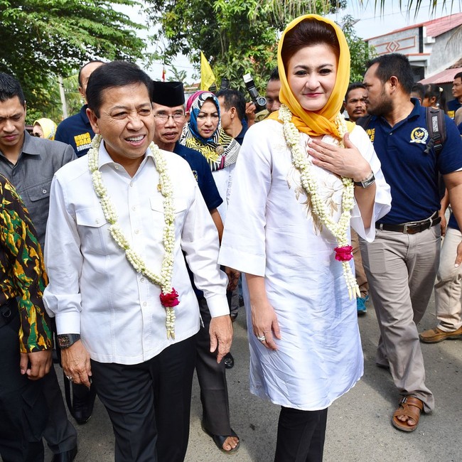 Pakai kerudung, namun istri Setya Novanto ini tetap tidak meninggalkan sasak tingginya.  Foto: dok. Setya Novanto