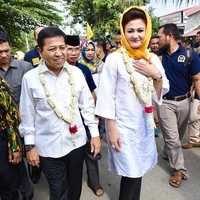 Pakai kerudung, namun istri Setya Novanto ini tetap tidak meninggalkan sasak tingginya.  Foto: dok. Setya Novanto