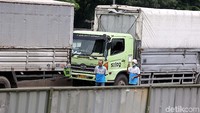 Akibatnya kemacetan panjang terjadi.
