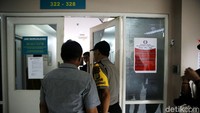 Polisi tampak memasuki ruang perawatan RS Medika Permata Hijau.