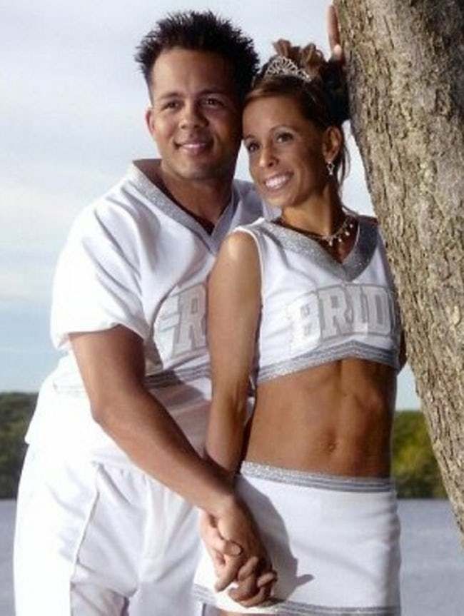 Kamu yang suka kegiatan cheerleader, mungkin gaun pilihan mempelai wanita ini bisa jadi inspirasi. Sang mempelai memilih tampil simpel memakai kostum cheers di hari pernikahan.  Foto: Istimewa