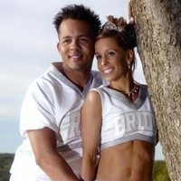 Kamu yang suka kegiatan cheerleader, mungkin gaun pilihan mempelai wanita ini bisa jadi inspirasi. Sang mempelai memilih tampil simpel memakai kostum cheers di hari pernikahan.  Foto: Istimewa