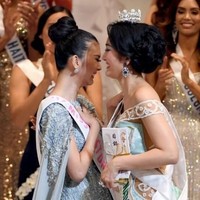  Momen kemenangan disusul pelukan hangat dari Miss Japan Natsuki Tsutsui, kompetitornya di ajang yang pertama kali digelar pada 1960 itu. (Foto: AFP PHOTO / Toshifumi KITAMURA)