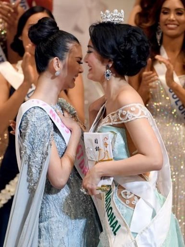  Momen kemenangan disusul pelukan hangat dari Miss Japan Natsuki Tsutsui, kompetitornya di ajang yang pertama kali digelar pada 1960 itu. (Foto: AFP PHOTO / Toshifumi KITAMURA)