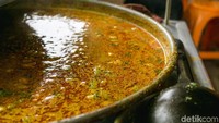 Berbeda dengan laksa khas Bogor maupun Betawi, laksa Tangerang memiliki pengaruh budaya Chinese Peranakan dengan menggunakan mi beras putih dan kuah kuning kental yang berasal dari kacang hijau dan parutan kelapa yang disangrai.