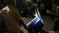 Ada juga dua orang yang datang ke rumah Novanto dengan membawa koper.