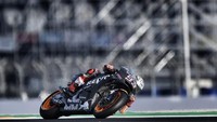Setelah merengkuh titel juara dunia, Marquez turun di sesi tes musim dingin di Valencia. Dia menunggangi Honda RC213V berkelir hitam. (Honda Racing Corporation)